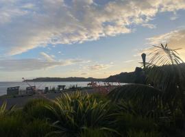 Beachfront on Waiheke, hotel di Onetangi