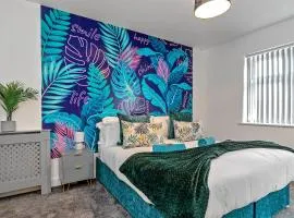 Stunning Two Bedroom-Free Parking-Central Location-Two Bathrooms-Close to Airport & Station