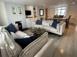 The Little Seahorse - Newly Renovated Cottage 5mins Walk The Beach with Hot Tub
