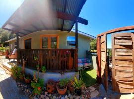 Sparkling Gem Set Between Mountain and Ocean, ξενοδοχείο σε Topanga