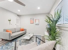 Prime West Downtown Studio and 1BR Suites w Free Parking, Washer, and Dryer