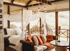 Villa Nathalie, 2 bedrooms, jacuzzi, king size bed, hammock, FIREPLACE, vila v mestu Chic&aacute;n