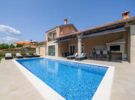 Villa in Maru ini with Private Pool, hotel a Maružini