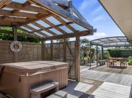 Spa and Sands - Waikanae Beach Holiday Home