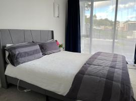 Totara Vale, Free Coffee, parking and wifi, near Glenfield Mall and highway 18,1, hotel in Auckland