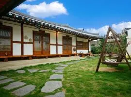 Jeonju Hanok Maeul Sukbak Byeolbit Goong