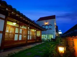 Jeonju Deokindang and Soo House Pension