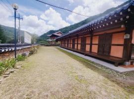 Yeongwol Hwanggung Hanok Pension, hanok ở Chungbang-dong