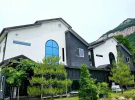 Poam Mountain Pool Villa Pension