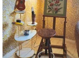 Yellow Beauty in best Location!