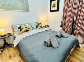 XL Massive Art-Filled Home in Central Area, WALK to Sliema, St Julian's