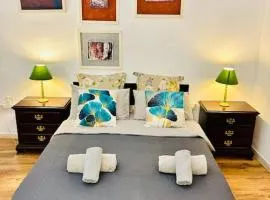 XL Massive Art-Filled Home in Central Area, WALK to Sliema, St Julian's