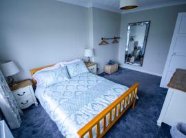 Spacious 4-Bedroom House in Glenboig, alojamiento con cocina en Glenboig