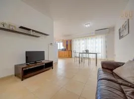 Cosy 2BR penthouse with private balcony by 360 Estates