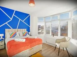 Elegant 3-bed apartment with FREE onsite PARKING in Enfield - Out door Patio - Big savings on Longer Stays