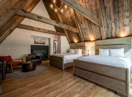 Cove Creek Lodge 214 Standard Double Queen Fireplace Room