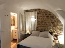 "La Voûte de Pierre" Gîte indépendant, hotel in Saint-Cyr