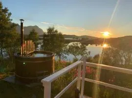 Flott hytte i Lofoten med nydelig beliggenhet ved vannet