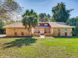 Poolside Oasis 7 Mi to Pensacola Beach Boardwalk!, hotel in Gulf Breeze