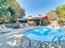 Near Top Beaches: Gulf Breeze Oasis w/ Grill, hotelli kohteessa Gulf Breeze