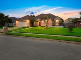 Luxury Home with Gourmet Kitchen - 3 Miles to A&M, Sleeps 14, βίλα σε College Station