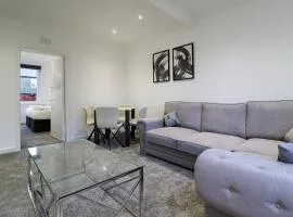 Serviced Apartment near Prestwick Airport with Private Parking - Long Stays Available