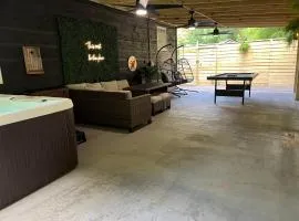 Flat Fenced Yard, Hot Tub, Wifi, Pool Table