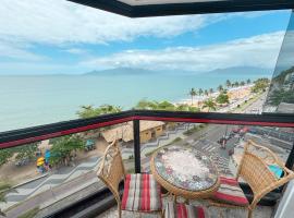 Apt Pé na Areia - Praia Martim de Sá - Espaço Gourmet na Varanda e Piscina, hotel en Caraguatatuba