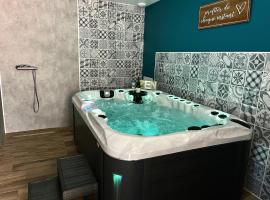 Gîte jacuzzi à la Cavalerie de Montchaton, hotel in Montchaton