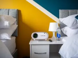 Cosy, Modern home in Kent, Sleeps 8, Free Parking, 17min train to central London