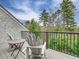 Cozy Bretton Woods Ski-InandSki-Out Condo with Deck!, hotel en Carroll