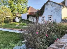 Chaloupka u Mostu sv Jana v centru Vodňan