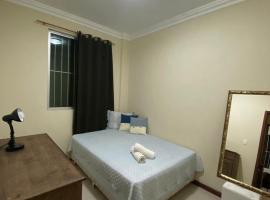 Quarto em apartamento，位于欧鲁普雷图的酒店