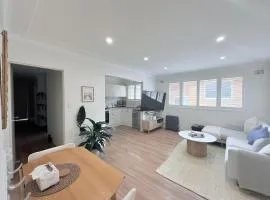 Coogee Sunrise shared Apt with Parking & Work Desk