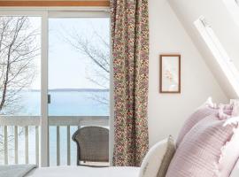 Private Waterfront on West Bay with Hot Tub!, hotel em Suttons Bay