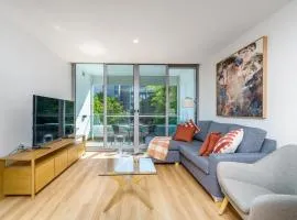 Elegant and Cosy Haven in Lively Kingston Foreshore - Hosted by Canstay
