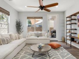 GOODE HOMES Luxury Villa with Community Pool and Spa, hotel in Santa Clarita