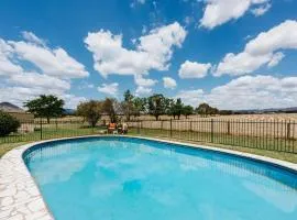 Burrundulla Farmhouse - Tranquil Country Allure