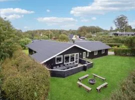 Cozy Home In Glesborg With Sauna