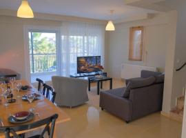 Villa with garden in Urla, Torasan, отель в Урле