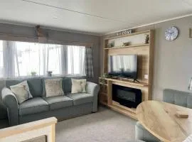 Cosy 3 Bedroom Caravan in South Cerney