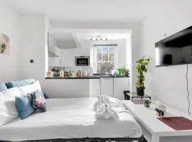 Only 1-Min to Tube, 20min to Central London, Tassimo Coffee machine, Rice Cooker, free snacks, Close to Winter Wonderland