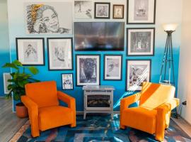 Artsy Half-House, Walk to Hiking Trails &Wine Bars! Yard, Firepit, hotel i Sedona