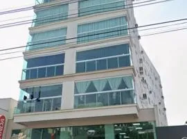 Ap novo e climatizado no centro com ótima localização na avenida principal