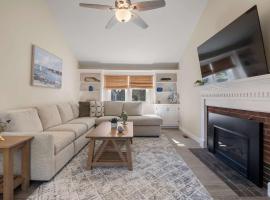 Minutes to Craigville Beach Private Patio and Backyard, Hotel in Barnstable