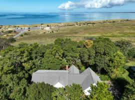 Walk to beach Secluded and private home and backyard, hotel i Brewster
