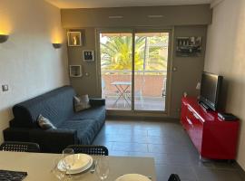 Lovely AIR-CONNED flat SWIMMING POOL Sea 5 minutes away, hotel em Vallauris