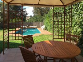 Eco house of oak, 15 min to BCN Max Pax 8, hotel i Sant Cugat del Vallès