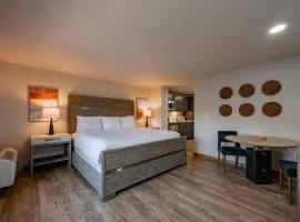 Cove Creek Lodge 105 Poolside Executive King Suite