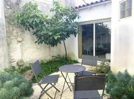 Petite maison de village Eloise proche de la plage